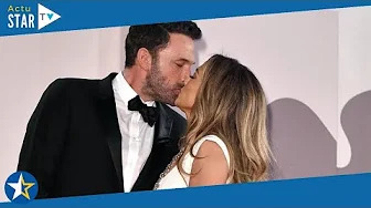 Jennifer Lopez sacrée sur scène : Ben Affleck, des coeurs dans les yeux, pas vraiment discret dans l