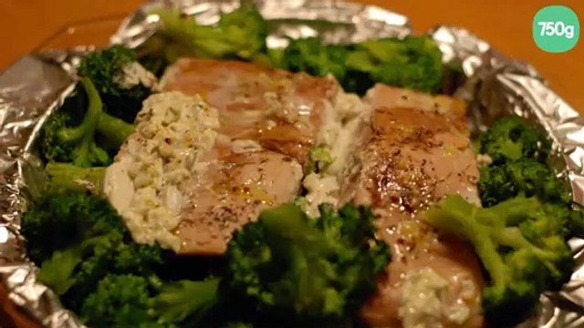 Pavé de saumon au beurre à l'ail et aux brocolis en papillote