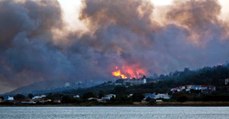 Turistik Sisam Adası alev alev yanıyor, bazı köyler boşaltıldı