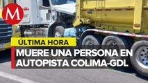 Un vehículo quedó atrapado entre dos camiones de carga en la autopista Colima-Guadalajara