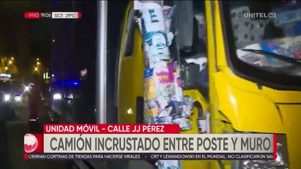 La Paz: Chofer de camión pierde el control y termina estrellado entre una pared y un poste de energía
