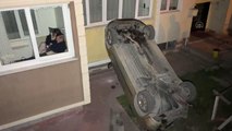 Freni boşalan ve 3 metreden düşen otomobil bir evin balkonuna çarparak devrildi