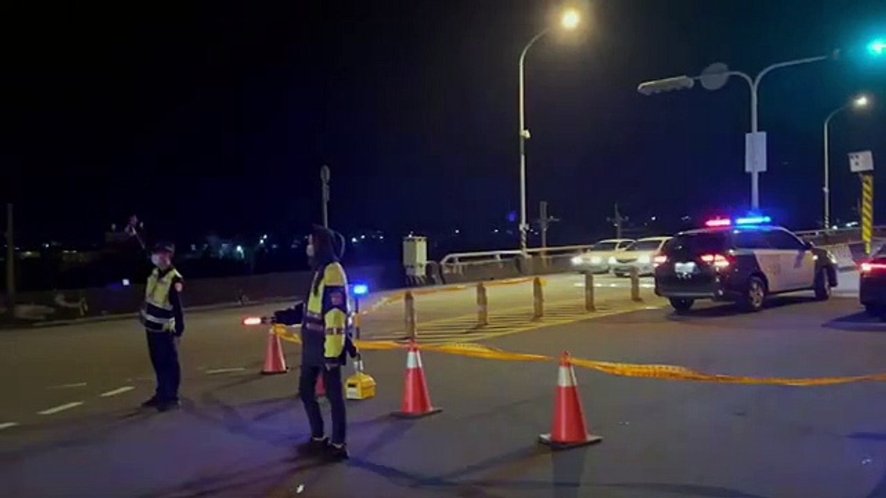臺72線掉落巨石 車閃避不及撞上 警急封閉道路
