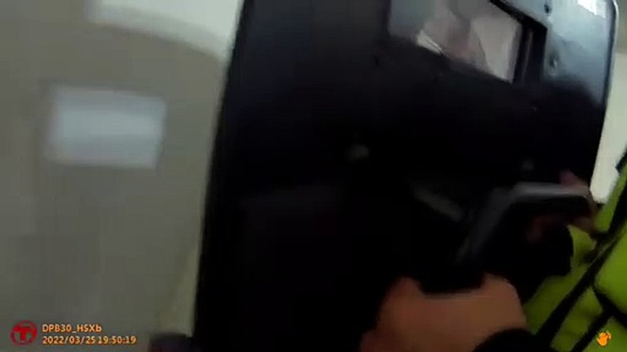 情侶吵架女方報警 員警到場男子躲廁所 身分曝光原來是通緝犯