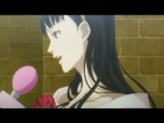 Persona 4 : Une fifille en robe rose au micro