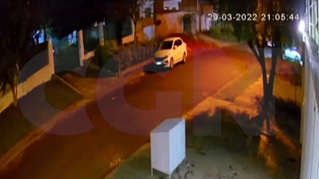 Imagens registram momento em que Fiat Cronos tomado em assalto é abandonado no Floresta