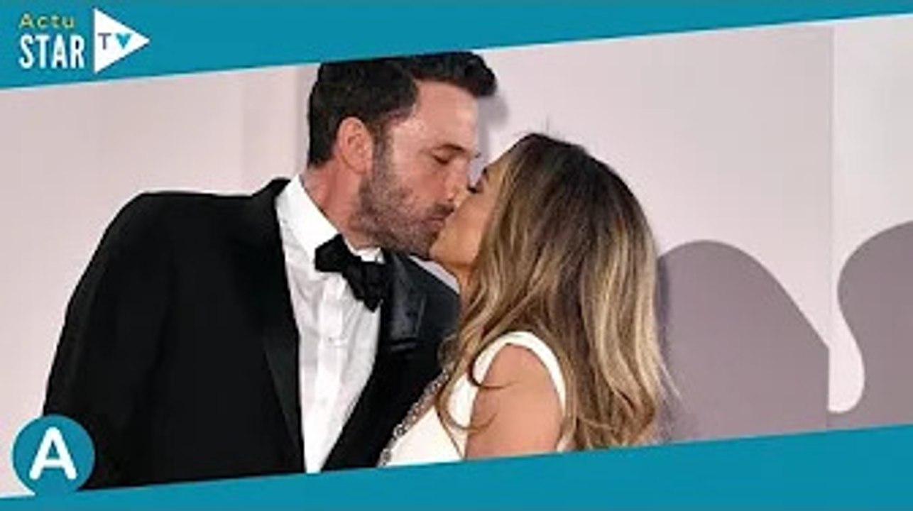 Jennifer Lopez sacrée sur scène : Ben Affleck, des coeurs dans les yeux, pas vraiment discret dans l