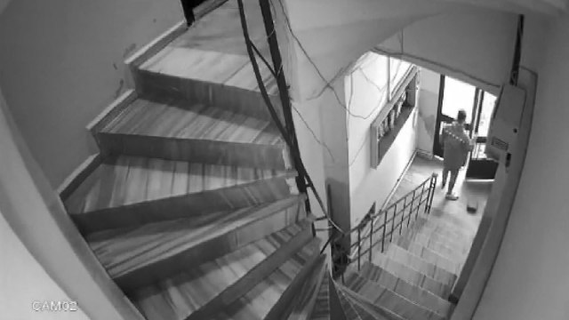 Sipariş götüren kurye apartmanın merdiven boşluğuna idrarını yaptı