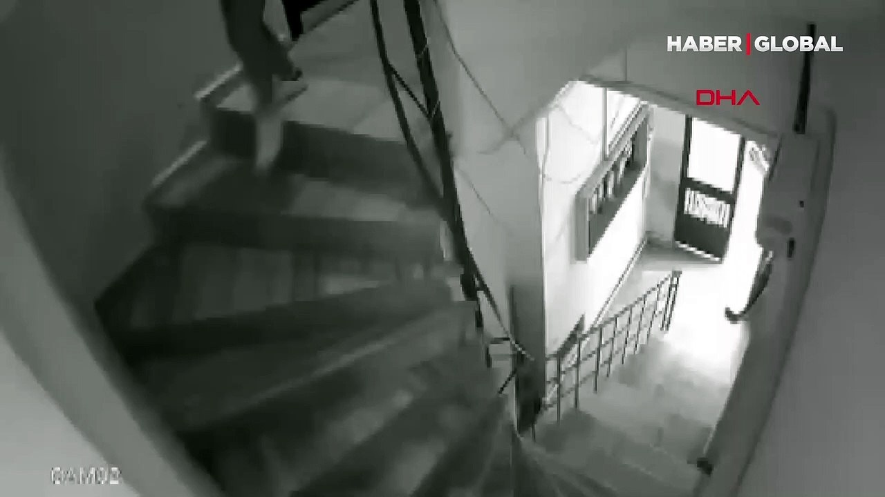 Sipariş götüren kurye apartmanın merdiven boşluğuna idrarını yaptı