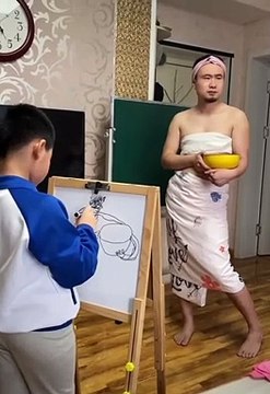 Ông bố giả gái làm mẫu cho con trai vẽ