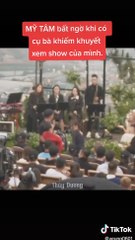 Mỹ Tâm nhờ ê-kíp sắp xếp vị trí đẹp cho cụ già