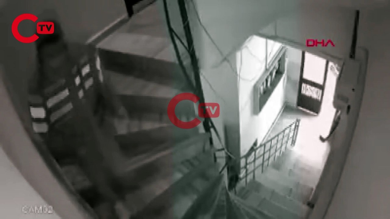 Sipariş götüren kurye apartmanın merdiven boşluğuna tuvaletini yaptı
