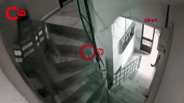 Sipariş götüren kurye apartmanın merdiven boşluğuna tuvaletini yaptı