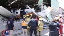 Mueren tres personas tras estrellarse una avioneta contra un supermercado en México