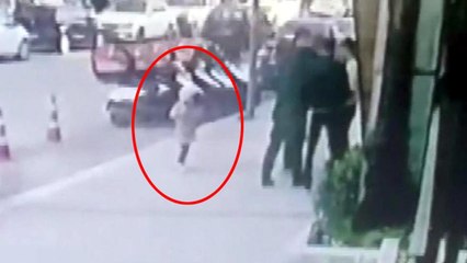 Скачать видео: Avcılar’da küçük kızın canını hiçe sayan maganda gözünü kırpmadan silah kullandı