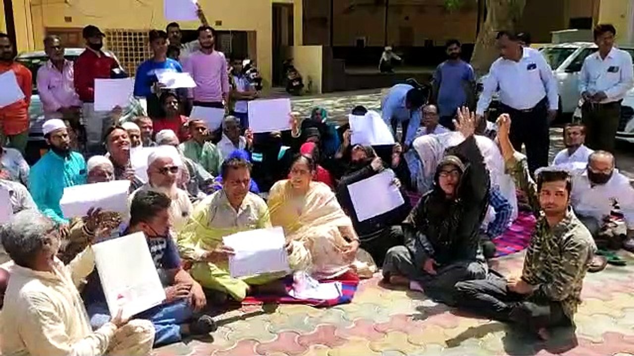 विधायक व मेयर से नाराज कांग्रेसी पार्षद लोगों के साथ बैठ गई धरने पर