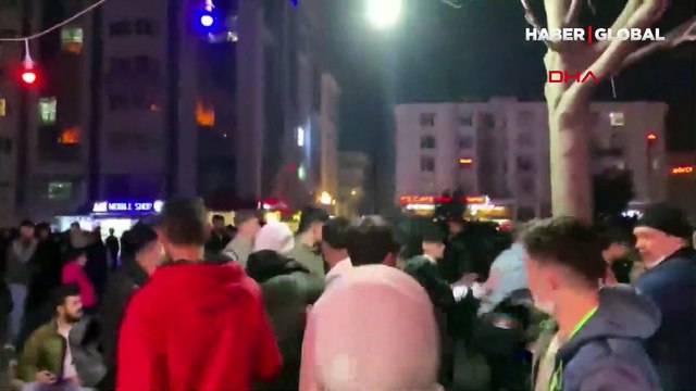 Esenyurt'ta Pinhani konseri sırasında yumruk ve tekmeler havada uçuştu