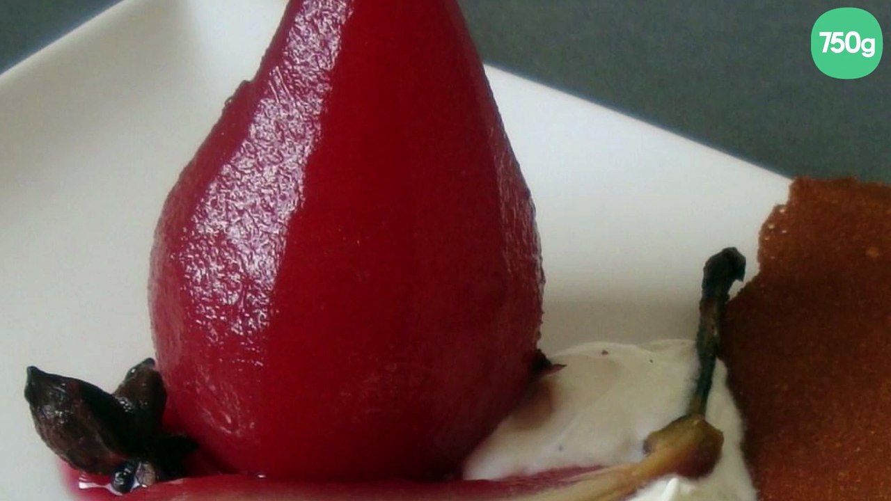 Poires pochées au jus d'hibiscus, chantilly vanillée