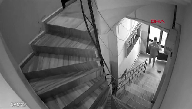 Sipariş götürdüğü evin merdiven boşluğuna tuvaletini yaptı