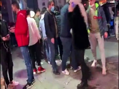 Pinhani konserinde yumruk ve tekmeler havada uçuştu