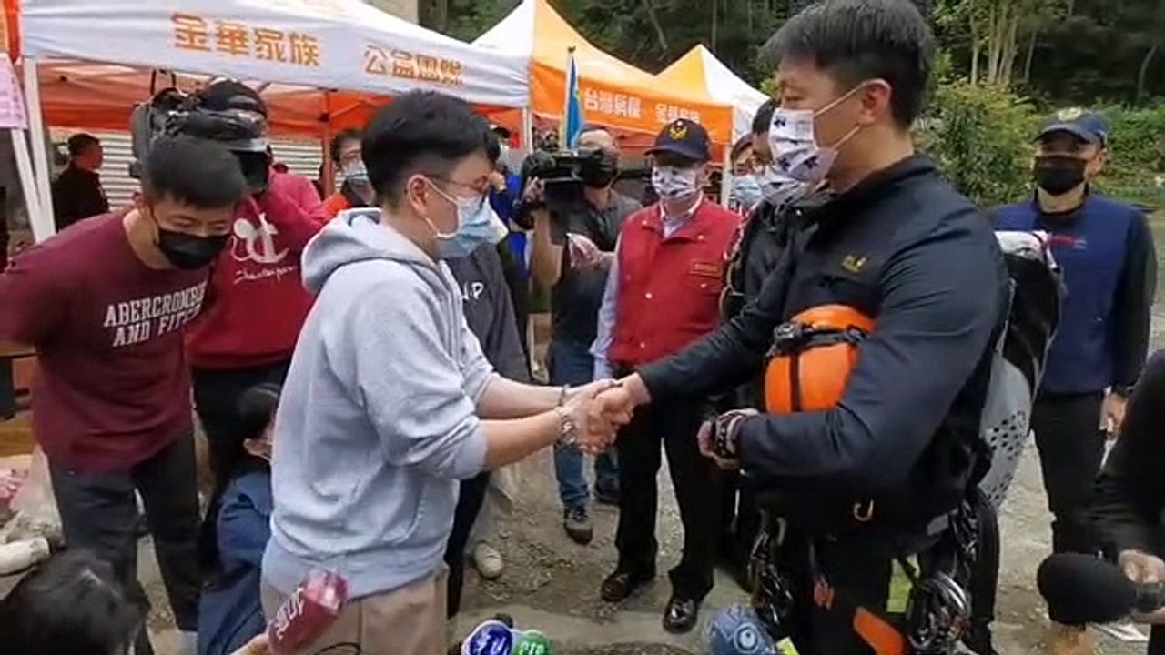 和碩副總裁蔡進國身亡遺體運送下山 女兒淚謝尋獲者