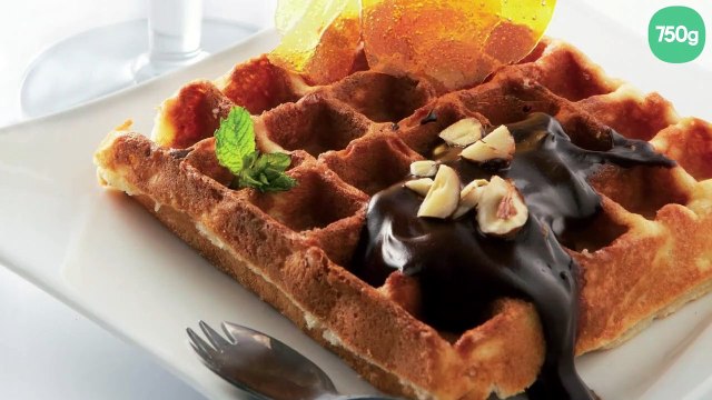 Gaufre de liège sauce au chocolat, éclats de noisette et voile de caramel