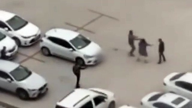 Kadını sokak ortasında tekme tokat dövdü