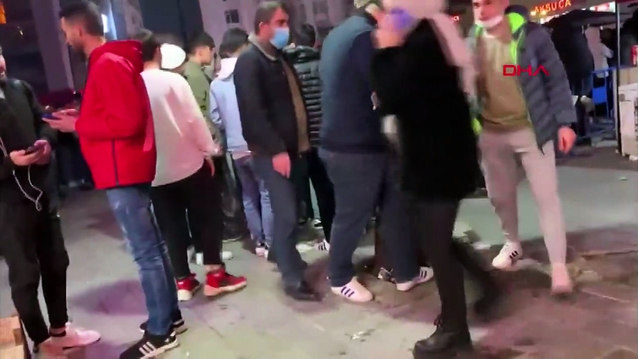 Pinhani konseri sırasında yumruk ve tekmeler havada uçuştu