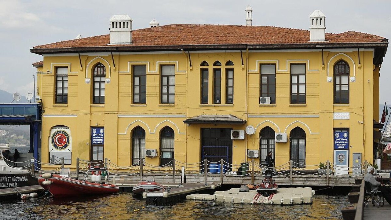 İzmir Körfezi'nde su seviyesi 80 santimetre düştü, deniz ulaşımı aksadı