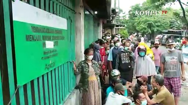 Warga Rela Antre dari Subuh Demi Minyak Goreng Curah Rp14 Ribu per Liter