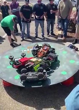 Combat de voitures Radio commandées sur une plateforme ronde