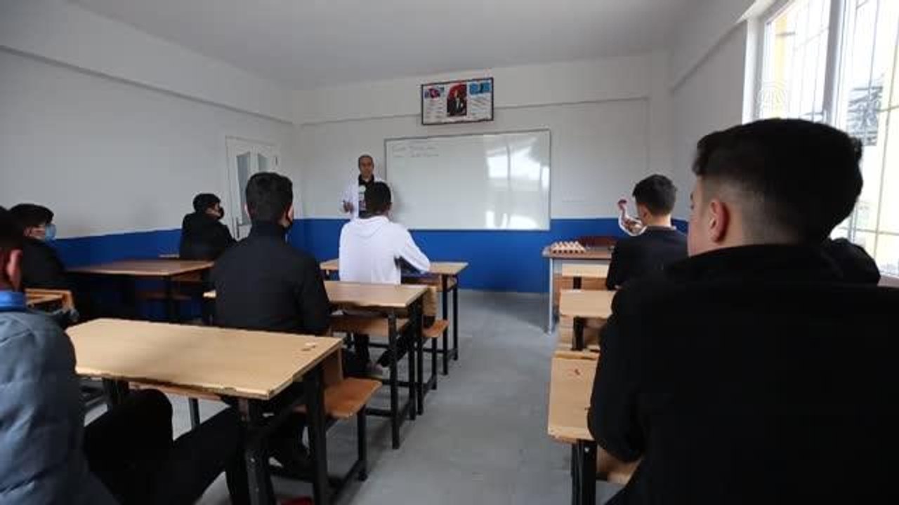 Liseliler tavukçuluğu anatomisinden yemlemesine kadar öğreniyor