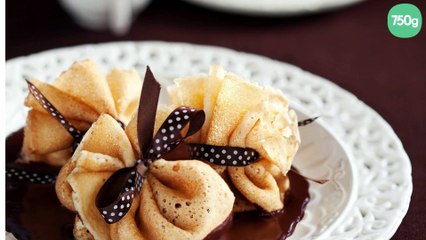 Video herunterladen: Petites aumônières de crêpes aux poires sauce chocolat