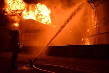 Rus ordusunun vurduğu Rivne'deki yakıt deposunda çıkan yangın 3 gündür söndürülemiyor