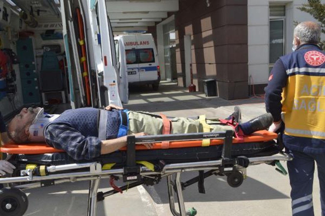 ADIYAMAN'DA OTOMOBİLLER ÇARPIŞTI 4 YARALI