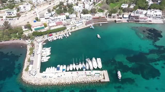Dalgıçlar deniz dibi, öğrenciler de kıyı temizliği yaptı