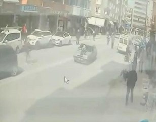'Dur' ihtarına uymadı, otomobille çarptığı polisi kaputta 200 metre taşıdı