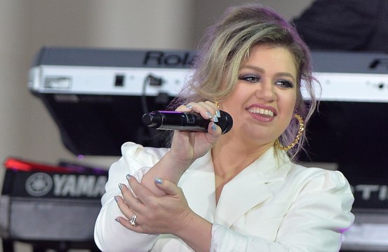 Kelly Clarkson sorprende con un llamativo cambio de nombre