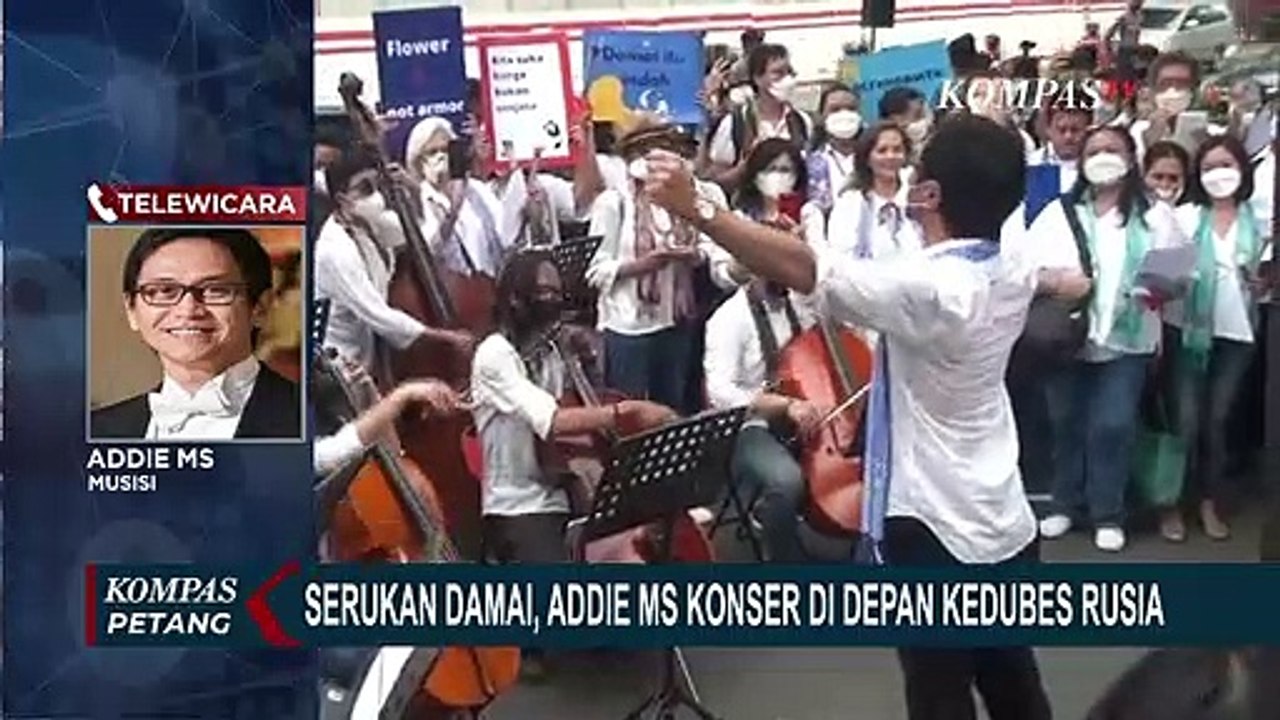 Aksi Damai Musisi Addie MS Gelar Orkestra Bawakan Lagu Rayuan Pulau Kelapa di Depan Kedubes Rusia