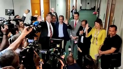 Bancada evangélica faz oração em frente ao gabinete de Daniel Silveira