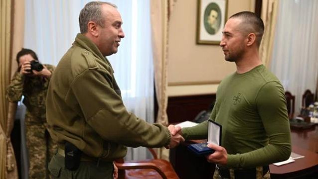 Yılan Adası'nı işgale gelen savaş gemisine Rus gemisi defol git diyen asker Ukrayna'da savaş kahramanı ilan edildi