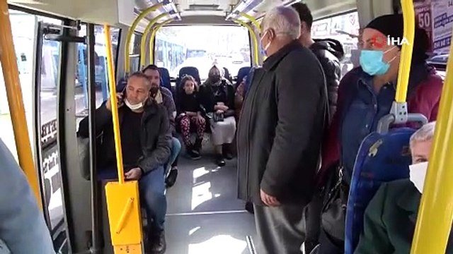 Kadın yolcu, direksiyon başındaki minibüs şoförüne saldırdı! Yolculara dehşeti yaşattı