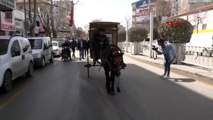 Niğde'de 'atlı araba' ile kitap dağıtıldı