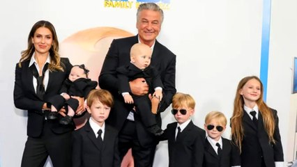 Скачать видео: Alec Baldwin And Hilaria Are Expecting SEVENTH Child Together