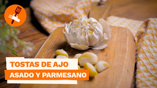 Tostas de ajo asado y parmesano