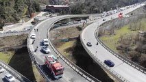 Virajı alamayan asfalt yüklü kamyon devrildi... Kaza nedeniyle oluşan trafik yoğunluğu böyle görüntülendi