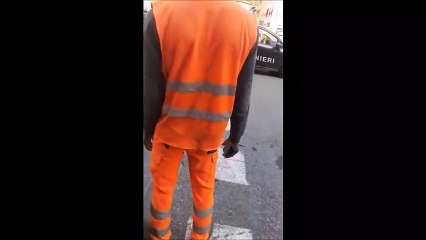 Signa, distrugge vetro dell'auto dei carabinieri, poi viene bloccato. Video virale