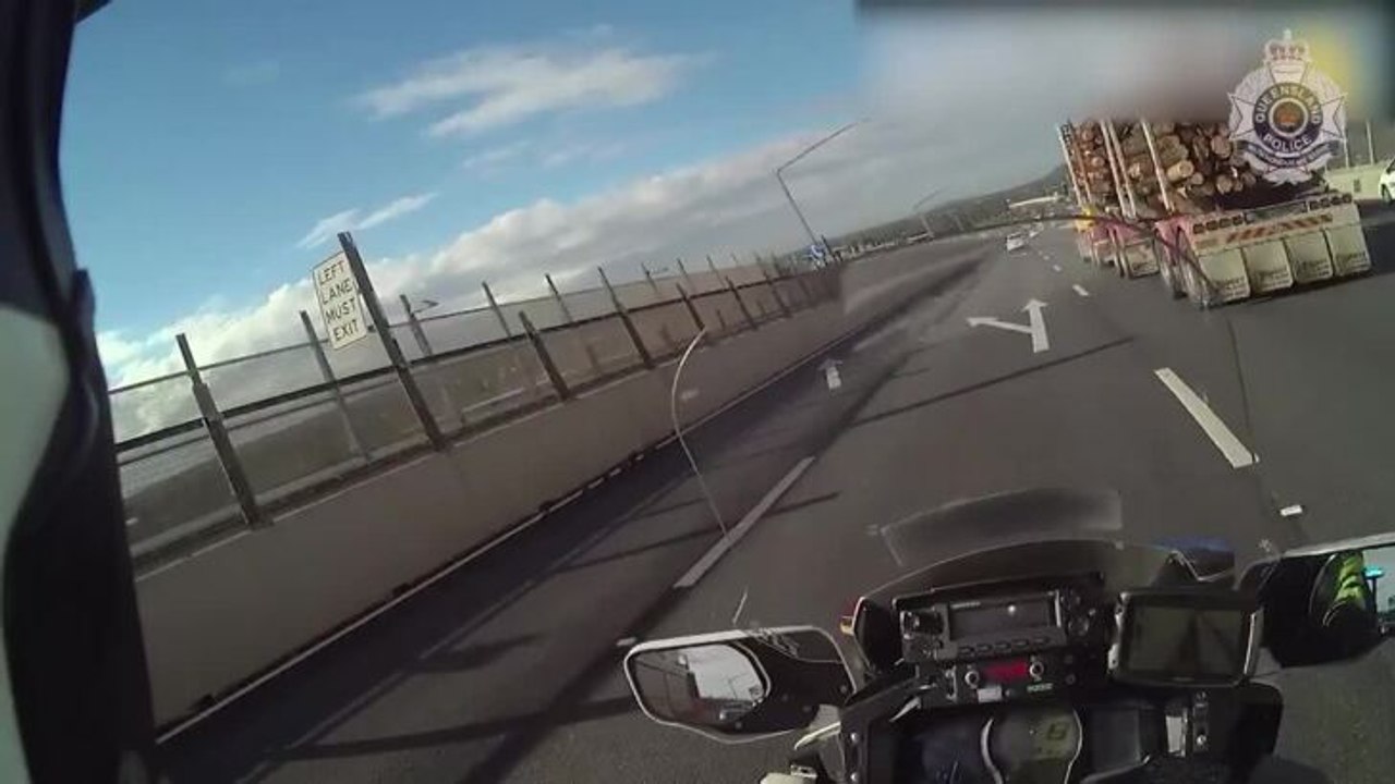 Police officer conducts daring duck rescue on Gateway Bridge