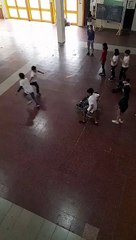 Tekerlekli sandalyedeki arkadaşını oyuna dahil eden güzel yürekli çocuk