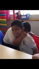 Morali bozuk olan otizmli arkadaşını, güldürmek için çabalayan down sendromlu ufaklık ❤